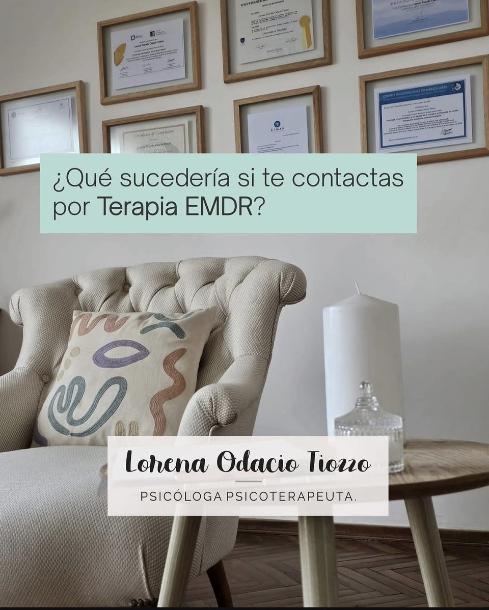 Sillón del consultorio junto a una mesita con una vela y diplomas enmarcados en la pared, con la pregunta «¿Qué sucedería si te contactas por Terapia EMDR?» y la firma Lorena Odacio Tiozzo, Psicóloga Psicoterapeuta